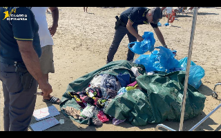 Abusivismo commerciale in spiaggia, maxi sequestro a Senigallia: oltre 2000 articoli ritirati